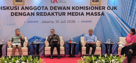 Kepala Eksekutif Pengawas Perilaku Pelaku Usaha Jasa Keuangan, Edukasi dan Perlindungan Konsumen (PEPK) OJK Dicky Kartikoyono (kedua kiri). Foto: Angga Sukmawijaya/kumparan