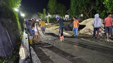 Warga memperbaiki jalanan. Foto: Dok. Istimewa
