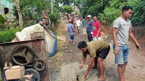 Warga memperbaiki jalanan. Foto: Dok. Istimewa