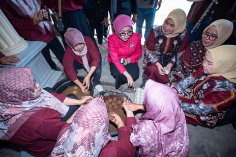 Penasihat Dharma Wanita Persatuan (DWP) Kemensos Fatma Saifullah Yusuf dalam bakti sosial bersama Sentra Terpadu Prof. Dr. Soeharso Surakarta di Jombang, Sabtu (4/7/2026). Foto: Kemensos RI