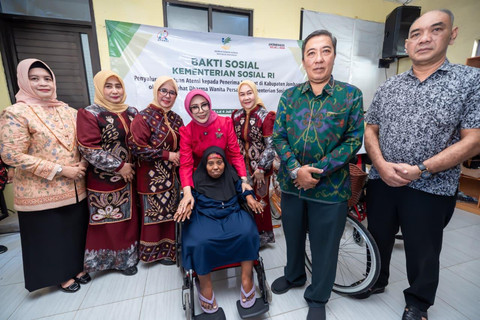 Penasihat Dharma Wanita Persatuan (DWP) Kemensos Fatma Saifullah Yusuf dalam bakti sosial bersama Sentra Terpadu Prof. Dr. Soeharso Surakarta di Jombang, Sabtu (4/7/2026). Foto: Kemensos RI