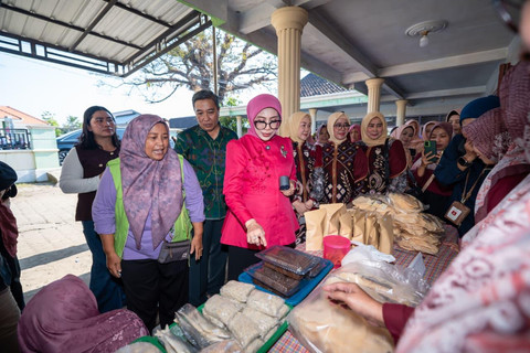 Penasihat Dharma Wanita Persatuan (DWP) Kemensos Fatma Saifullah Yusuf dalam bakti sosial bersama Sentra Terpadu Prof. Dr. Soeharso Surakarta di Jombang, Sabtu (4/7/2026). Foto: Kemensos RI