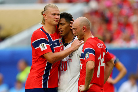 Pemain Timnas Norwegia Erling Haaland memeluk pemain Timnas Inggris Jude Bellingham pada pertandingan babak perempat final Piala Dunia 2026 di Stadion Miami, Miami Gardens, Florida, AS, Sabtu (11/7/2026). Foto: Mike Segar/REUTERS