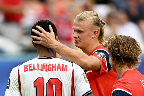 Pemain Timnas Norwegia Erling Haaland memeluk pemain Timnas Inggris Jude Bellingham pada pertandingan babak perempat final Piala Dunia 2026 di Stadion Miami, Miami Gardens, Florida, AS, Sabtu (11/7/2026). Foto: Dylan Martinez/REUTERS