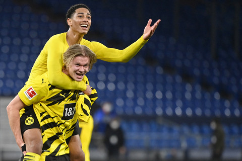 Pemain Borussia Dortmund Erling Haaland dan Jude Bellingham merayakan kemenangan atas FC Schalke 04 di Gelsenkirchen, Jerman, pada 20 Februari 2021. Foto: Ina Fassbender/AFP