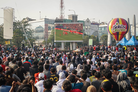 Warga nonton bareng (Nobar) pertandingan Argentina melawan Swiss pada babak perempat final Piala Dunia 2026 di kawasan Stadion Patriot Chandrabhaga, Kota Bekasi, Minggu (12/7/2026). Foto: Iqbal Firdaus/kumparan