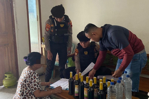 Polresta Pati menyita miras yang dijual ilegal di Kabupaten Pati, Jawa Tengah. 
 Foto: Polresta Pati