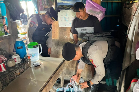 Polresta Pati menyita miras yang dijual ilegal di Kabupaten Pati, Jawa Tengah. 
 Foto: Polresta Pati