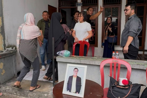 Suasana rumah duka komedian Simson Rarameha Ngadang atau yang dikenal Temon di kawasan Mampang Prapatan, Jakarta, Minggu (12/7/2026). Foto: Aprilandika Pratama/kumparan