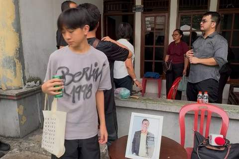 Suasana rumah duka komedian Simson Rarameha Ngadang atau yang dikenal Temon di kawasan Mampang Prapatan, Jakarta, Minggu (12/7/2026). Foto: Aprilandika Pratama/kumparan