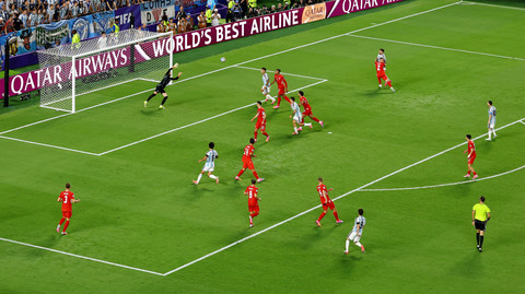 Pemain Timnas Argentina Julian Alvarez mencetak gol ke gawang Timnas Swiss pada pertandingan babak perempat final Piala Dunia 2026 di Stadion Kansas City, Kansas City, Missouri, AS, Sabtu (11/6/2026). Foto: Albert Gea/REUTERS