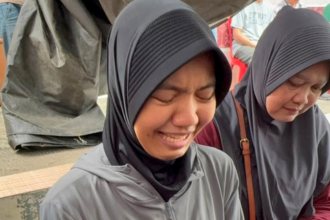 Rambu, anak komedian Simson Rarameha Ngadang atau yang dikenal Temon ditemui di rumah duka di kawasan Mampang Prapatan, Jakarta, Minggu (12/7/2026). Foto: Aprilandika Pratama/kumparan