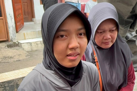 Rambu, anak komedian Simson Rarameha Ngadang atau yang dikenal Temon ditemui di rumah duka di kawasan Mampang Prapatan, Jakarta, Minggu (12/7/2026). Foto: Aprilandika Pratama/kumparan