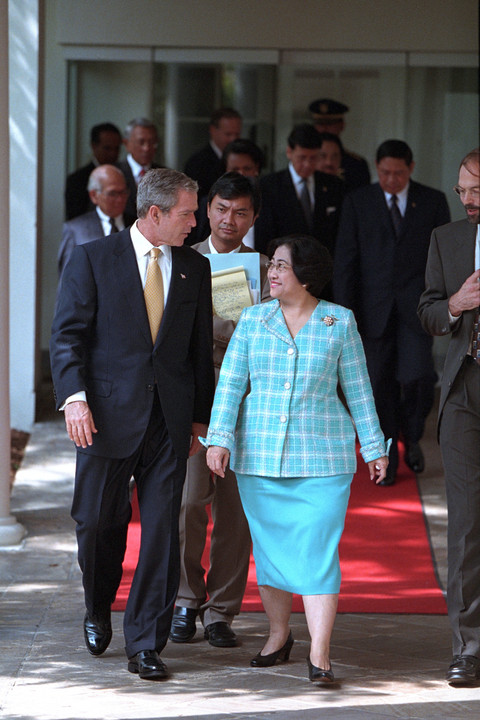 Presiden ke-43 AS, George W. Bush, dan Presiden ke-5 Indonesia, Megawati Sukarnoputri, berjalan di sepanjang Kolonade pada hari Rabu, 19 September 2001, di Gedung Putih. (Foto oleh Paul Morse, atas izin Perpustakaan Kepresidenan George W. Bush).