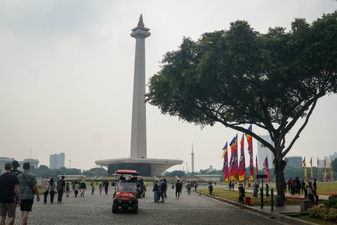 Sejumlah wisatawan berkunjung ke Monumen Nasional (Monas), Jakarta, Minggu (12/7/2026). Foto: Iqbal Firdaus/kumparan