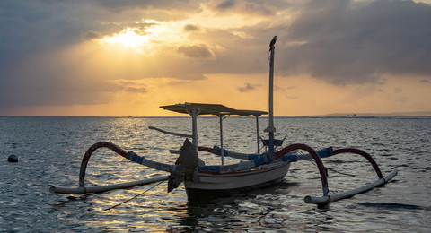 Ilustrasi perahu kayu pesisir laut. Sumber: pexels.com