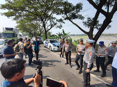 Polisi gelar olah TKP kecelakaan maut dari Tim TAA Polda Jabar dan satlantas Polres Indramayu pada Senin (13/7). Foto: Pandji/kumparan