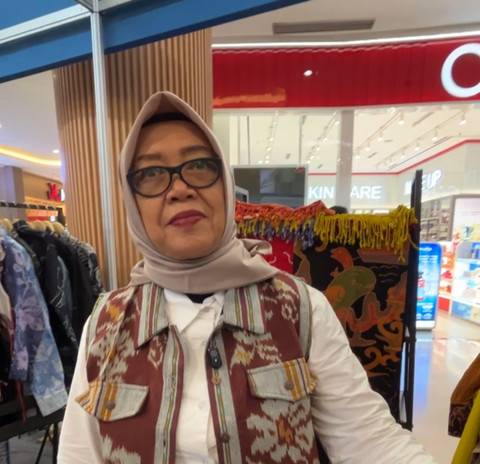 Owner Batik Beras Basah, Ewid saat Ditemui di Epicentrum Mall, Lombok, Jumat (10/7). Dok: Abdul Latif/kumparan