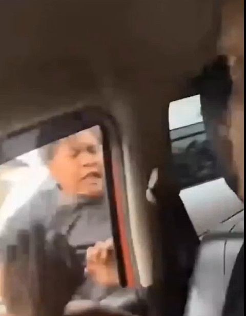 Sopir angkutan kota (angkot) berinisial AA (20) ngamuk di Jalan Raya Pekayon, Bekasi. Foto: Dok. Istimewa