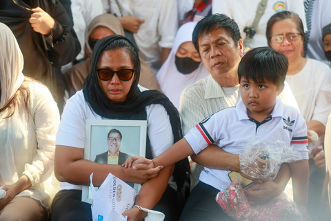 Sejumlah keluarga dan kerabat menghadiri pemakaman komedian Temon di TPU Tanah Kusir, Jakarta, Senin (13/7/2026). Foto: Agus Apriyanto