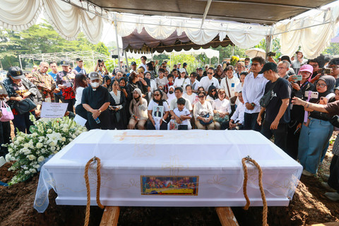 Sejumlah keluarga dan kerabat menghadiri pemakaman komedian Temon di TPU Tanah Kusir, Jakarta, Senin (13/7/2026). Foto: Agus Apriyanto