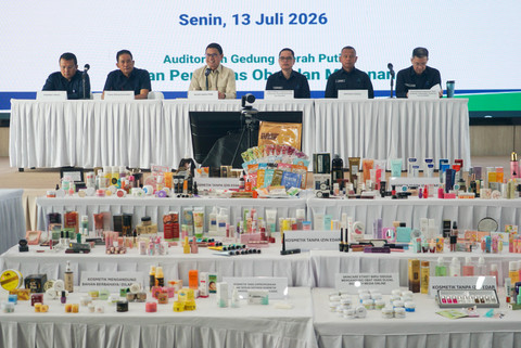 Kepala BPOM Taruna Ikrar didampingi pejabat terkait memberikan keterangan kepada media pada jumpa pers hasil intensifikasi pengawasan kosmetik di kantor BPOM, Jakarta, Senin (13/7/2026). Foto: Iqbal Firdaus/kumparan