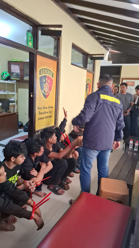 Polisi amankan sejumlah orang yang diduga terlibat dalam pencurian dan kekerasan di Desa Bojongsoang, Kecamatan Bojongsoang, Kabupaten Bandung. Foto: Dok. Polresta Bandung