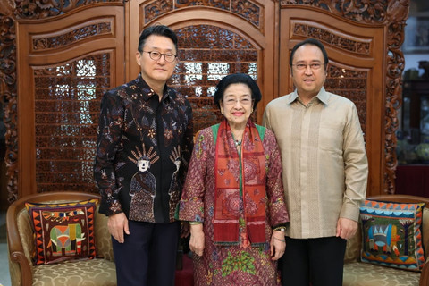 Presiden ke-5 sekaligus Ketua Umum PDIP Megawati Soekarnoputri terima kunjungan Dubes Korea Selatan untuk RI Yoon Soon-gu di kediamannya, Menteng, Jakarta Pusat, Senin (13/7/2026). Foto: PDIP