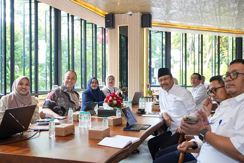 Menteri Sosial Saifullah Yusuf dan Wakil Menteri Sosial Agus Jabo Priyono menerima audiensi dari Founder ESQ Ary Ginanjar dan tim di Cafe Selalu Ada Kopi di Kementerian Sosial, Senin (13/7/2026). Foto: Kemensos RI