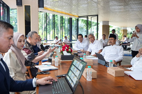 Menteri Sosial Saifullah Yusuf dan Wakil Menteri Sosial Agus Jabo Priyono menerima audiensi dari Founder ESQ Ary Ginanjar dan tim di Cafe Selalu Ada Kopi di Kementerian Sosial, Senin (13/7/2026). Foto: Kemensos RI