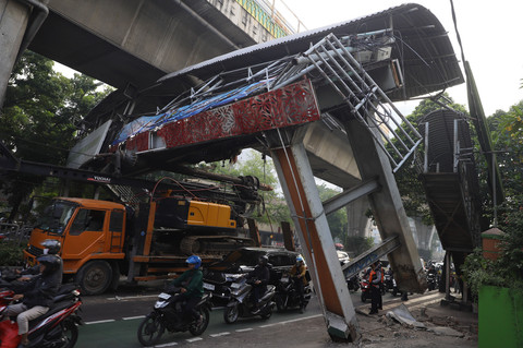 Kondisi jembatan penyeberangan orang (JPO) di Jalan Kapten Tendean, Jakarta, nyaris roboh setelah tertabrak truk bermuatan alat berat, Selasa (14/7/2026). Salah satu tiang penyangga JPO bergeser sekitar tiga meter akibat benturan tersebut. Foto: Jamal Ramadhan/kumparan