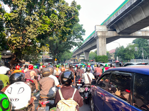 Kepadatan arus lalu lintas akibat truk tabrak JPO di Jalan Kapten Tendean, Jakarta Selatan, Selasa (14/7/2026). Foto: Nasywa Athifah/kumparan