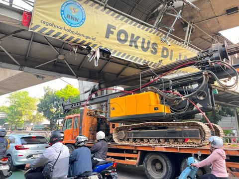 Situasi JPO di Jalan Kapten Tendean akibat ditabrak truk, Selasa (14/7/2026). Foto: Nasywa Athifah/kumparan