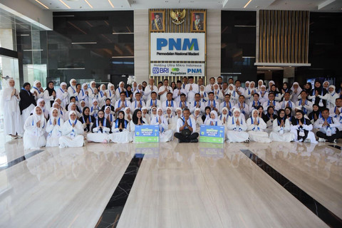 PNM melepas karyawan yang menerima program Employee Reward Umrah di Jakarta pada Senin (13/7/2026). Foto: Dok. PNM
