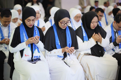 Karyawan terbaik PNM menerima Employee Reward Umrah berkat kinerja terbaik yang telah diberikan kepada masyarakat. Foto: Dok. PNM 