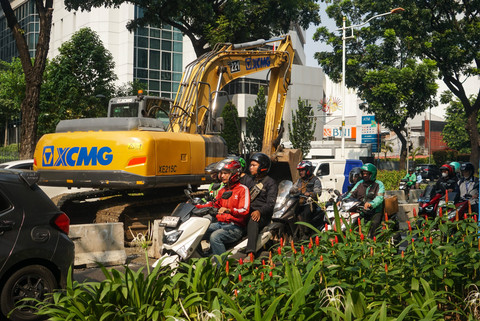 Kendaraan melintas di lokasi perbaikan jalan di Jalan Kebon Sirih, Gambir, Jakarta Pusat, Selasa (14/7/2026). Foto: Iqbal Firdaus/kumparan