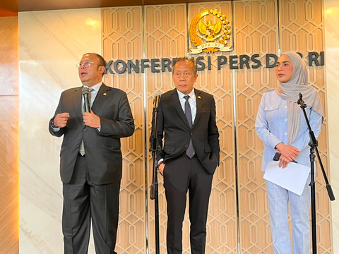 Wakil Ketua DPR Saan Mustopa, Cucun Ahmad Syamsurijal, dan Sari Yuliati saat konferensi pers setelah rapat paripurna di Kompleks Parlemen, Senayan, Jakarta, Selasa (14/7/2026). Foto: Nasywa Athifah/kumparan