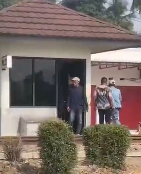 Pengeroyokan terhadap petugas penjaga perlintasan sebidang (JPL) 227 Leuwigoong, Kabupaten Garut, oleh pengendara yang nekat terobos palang pintu. Foto: Dok. Istimewa