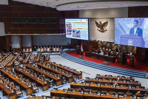 Layar menampilkan Menteri Keuangan Purbaya Yudhi Sadewa saat menyampaikan tanggapan pemerintah dalam Rapat Paripurna ke-25 DPR Masa Persidangan V Tahun Sidang 2025-2026 di Kompleks Parlemen, Senayan, Jakarta, Selasa (14/7/2026). Foto: Asprilla Dwi Adha/ANTARA FOTO