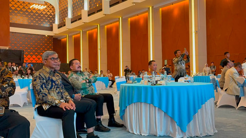 Momen kebersamaan Jaksa Agung dan Kapolri di acara peluncuran buku anotasi KUHAP di DPR. Foto: Ratu Shafa/kumparan