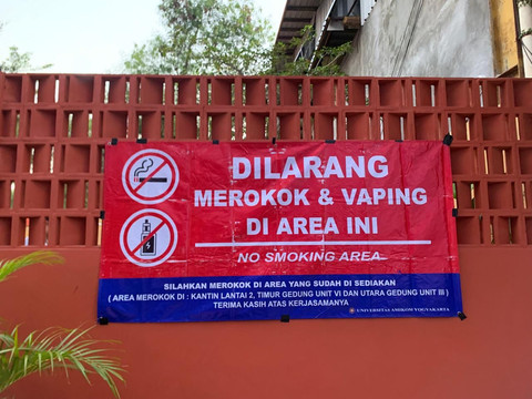 Spanduk kawasan dilarang merokok terpasang di area Creativerse Universitas Amikom Yogyakarta. Foto: Pandangan Jogja/Ike Kirana