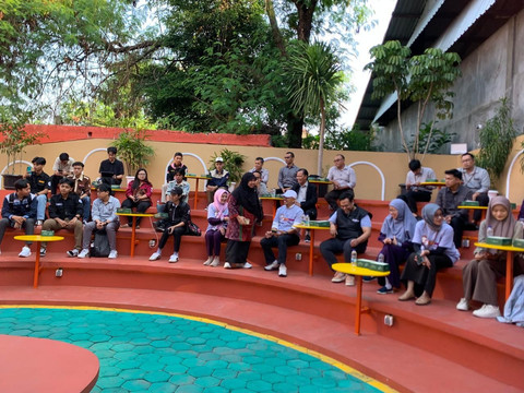 Area tribun terbuka di Creativerse, Universitas Amikom Yogyakarta yang dapat dimanfaatkan sebagai ruang berkumpul, berdiskusi, dan menyaksikan berbagai kegiatan di panggung utama. Foto: Pandangan Jogja/Ike Kirana.