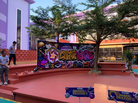 Mural hasil kolaborasi Universitas Amikom Yogyakarta dengan seniman Institut Seni Indonesia (ISI) Yogyakarta menghiasi area panggung di Creativerse. Foto: Pandangan Jogja/Ike Kirana