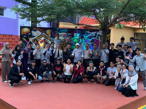 Pimpinan, sivitas akademika, dan mahasiswa Universitas Amikom Yogyakarta berfoto bersama usai peluncuran Creativerse pada Senin (13/7). Foto: Pandangan Jogja/Ike Kirana.