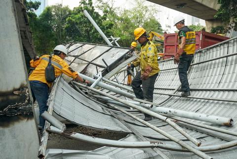 Petugas gabungan mengevakuasi sisa Jembatan Penyebrangan Orang (JPO) yang hancur ditabrak truk bermuatan alat berat di Jalan Kapten Tendean, Jakarta, Selasa (14/7/2026). Foto: Iqbal Firdaus/kumparan