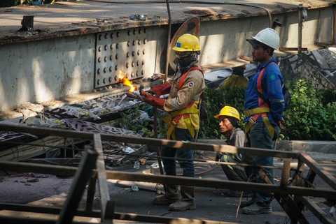 Petugas gabungan mengevakuasi sisa Jembatan Penyebrangan Orang (JPO) yang hancur ditabrak truk bermuatan alat berat di Jalan Kapten Tendean, Jakarta, Selasa (14/7/2026). Foto: Iqbal Firdaus/kumparan