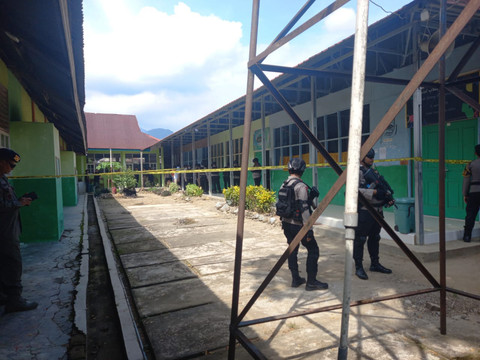 Tim Gabungan melakukan pengecekan lokasi ledakan bom rakitan di MAN 3 Padang, Selasa (14/7/2026). Foto: kumparan