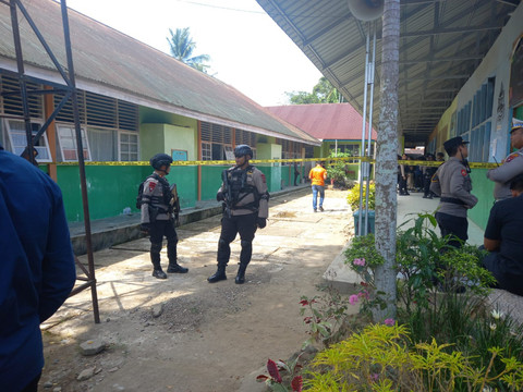 Tim Gabungan melakukan pengecekan lokasi ledakan bom rakitan di MAN 3 Padang, Selasa (14/7/2026). Foto: kumparan