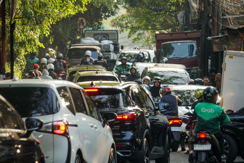 Sejumlah pengendara melintas melalui Jalan Kemang Utara, Jakarta, Selasa (14/7/2026). Foto: Iqbal Firdaus/kumparan