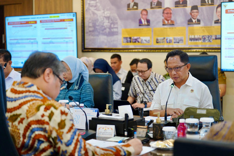 Mendagri Tito Karnavian minta Pemda perkuat pasokan dan kelancaran distribusi barang, Selasa (14/7/2026). Foto: Kemendagri RI